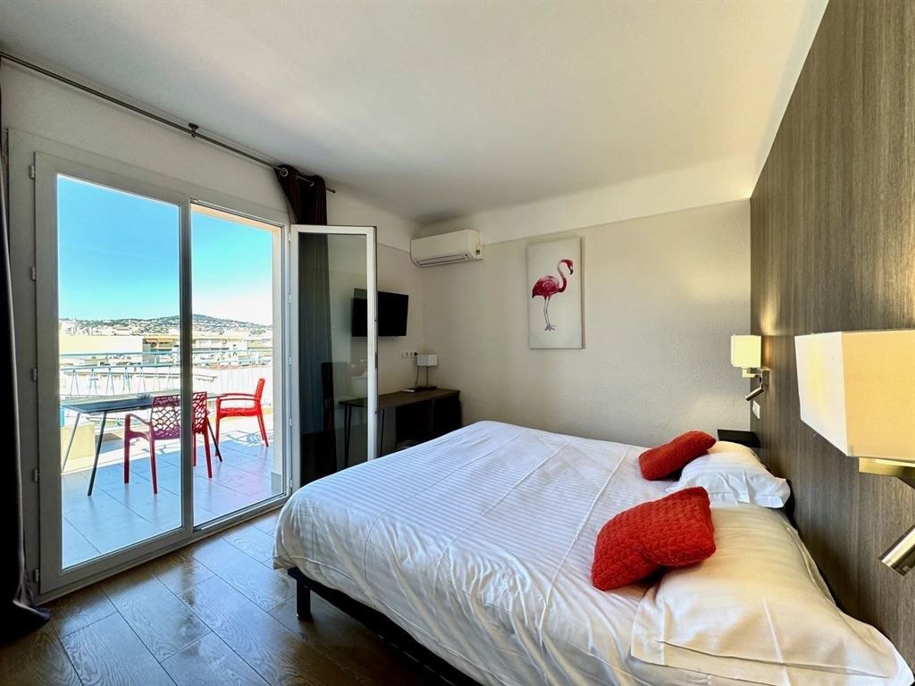 local comercial en venta en ANTIBES (06160) MURS - HOTEL BUREAU 3* A PIED DE LA PLAGE -